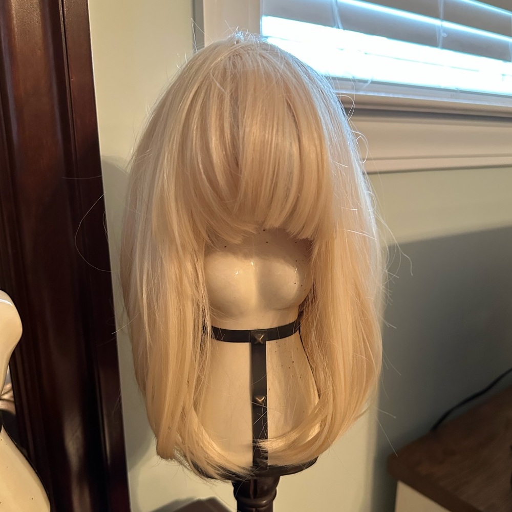 Top Model Synthetic Hair Wig by It Tress Short Blonde Bob with Bangs